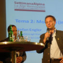 D.s.: la moderatrice Helen Issler, Cassiano Luminati e Stefan Engler, Consigliere agli Stati e presidente del Cda della Ferrovia Retica.