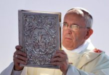 Papa Francesco con evangeliario