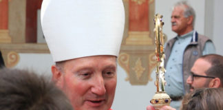 Vescovo Peter Bürcher con cresimandi