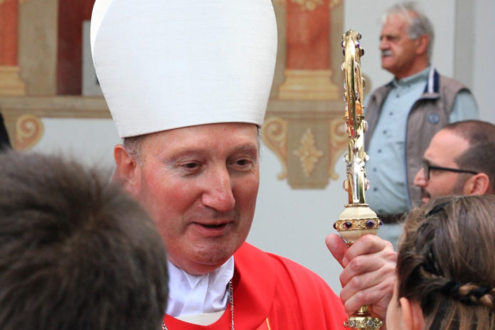 Vescovo Peter Bürcher con cresimandi