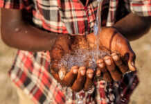 Bambino raccoglie acqua