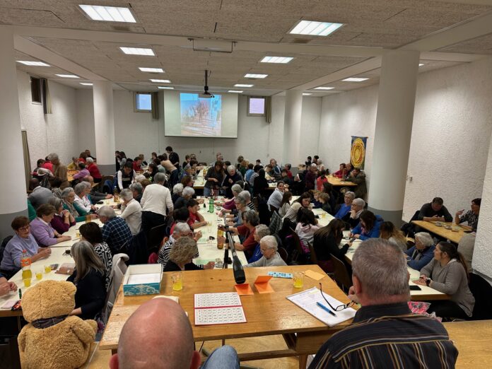 Tombola natalizia di beneficenza Tombola natalizia di beneficenza Vista sala