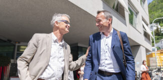 A sinistra, il nuovo presidente del Gran Consiglio retico Franz Sepp Caluori (Centro) mentre si intrattiene con il Consigliere di Stato Martin Bühler (PLR). (foto d'archivio)